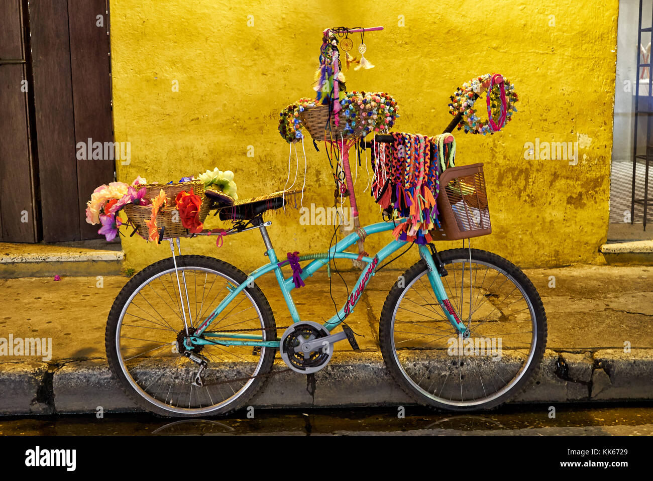 Vélo décoré Banque de photographies et d'images à haute résolution - Alamy