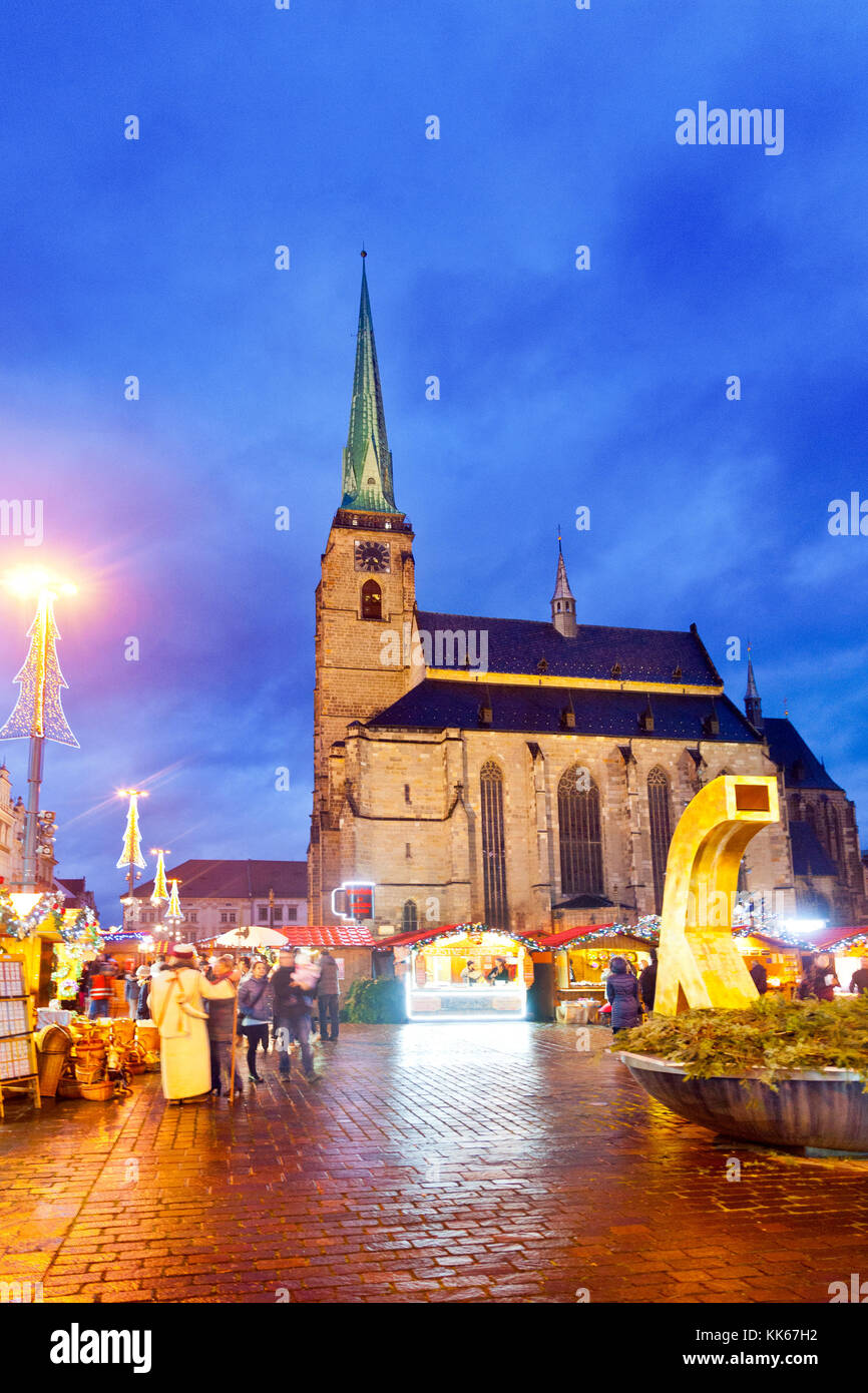 Marché de Noël traditionnel, cathédrale gothique Saint-Bartholomew, place de la République, ville de Pilsen, république tchèque Banque D'Images