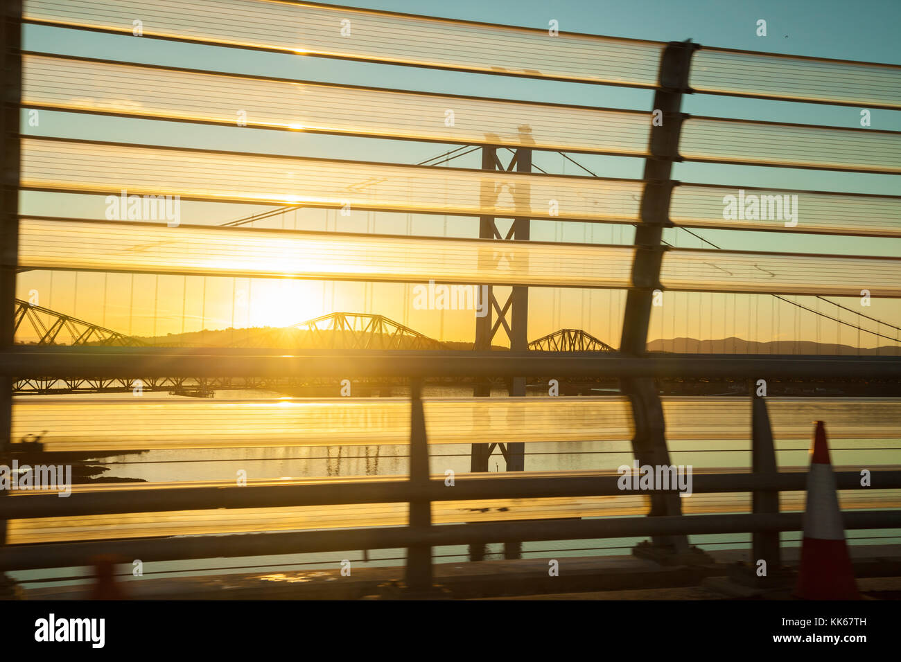 Le soleil qui brillait à travers le pare-brise en plexiglas sur le passage à niveau, Queensferry en Écosse. Banque D'Images