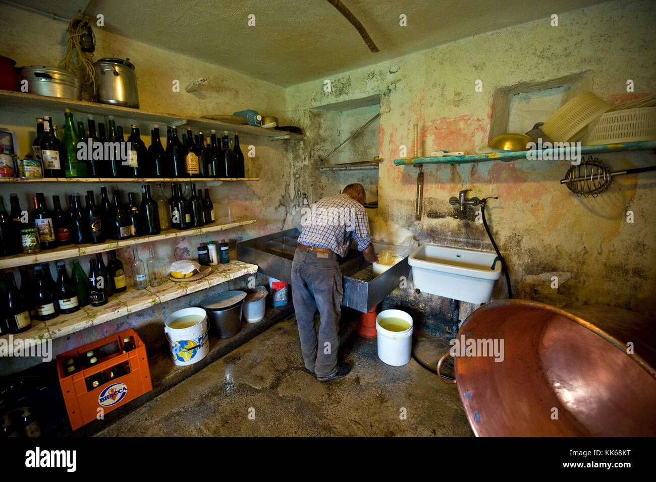 Guglielmo Locatelli dans le laboratoire de son pâturage, produits laitiers de la Vallée de Taleggio, Lombardie, Italie Banque D'Images