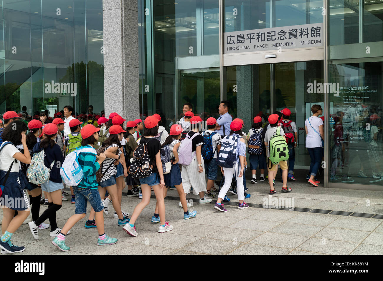 Hiroshima, Japon - 25 mai 2017:groupe d'étudiants entrant dans l'hiroshima Peace Memorial Museum de Peace Memorial Park Banque D'Images