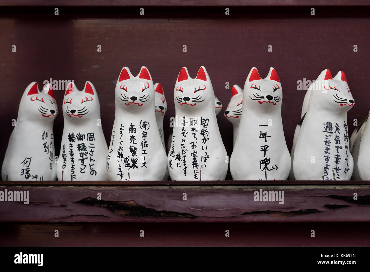 Nagano - Japon, 3 juin 2017 : rangée de petits Kitsune votive, figurines de renards, gardiens d'animaux devant un sanctuaire Inari Banque D'Images