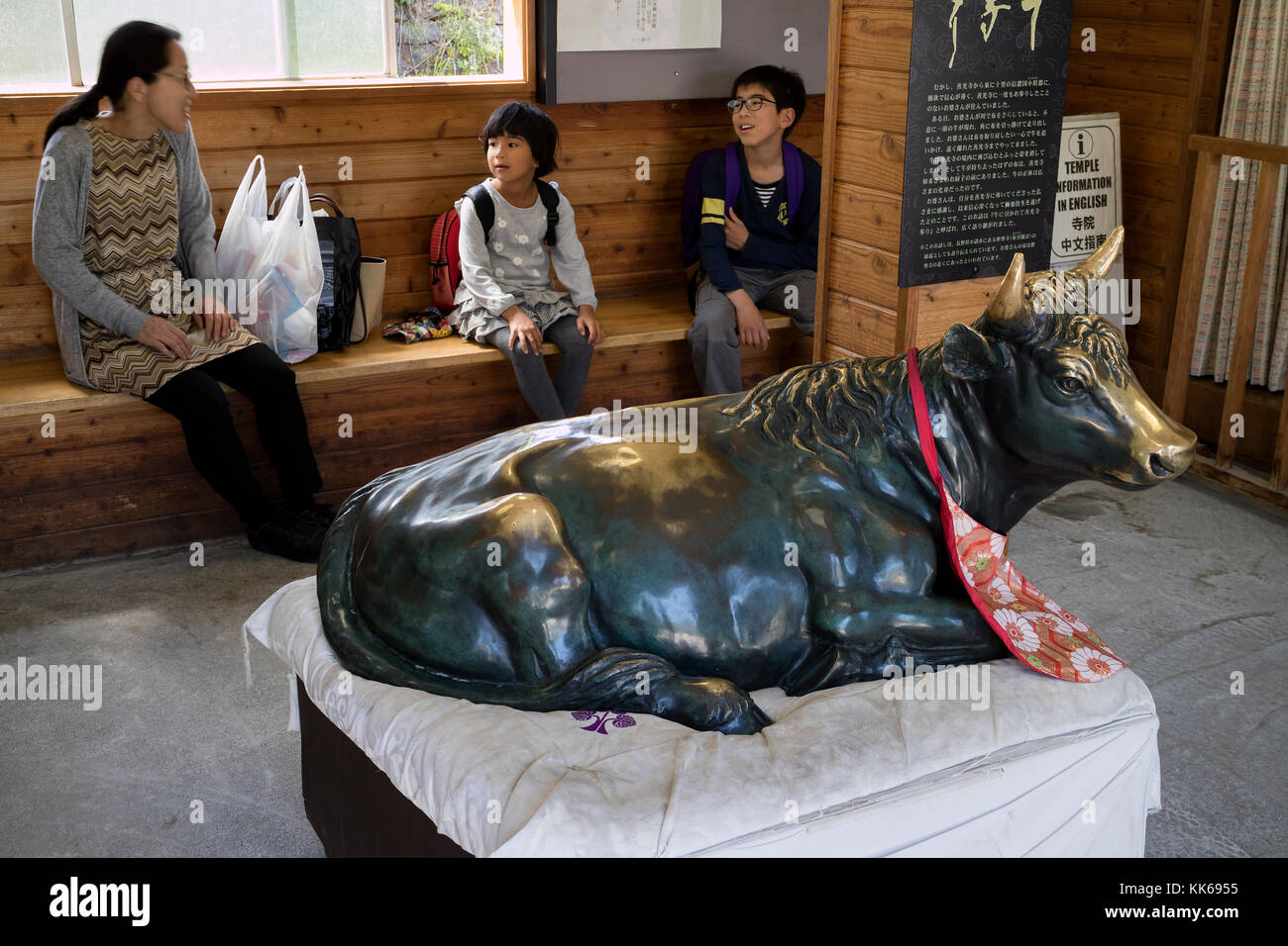Nagano - Japon, le 5 juin 2017 : vache bronze comme un symbole sur le centre d'information de la Buddhist temple Zenkoji à Nagano Banque D'Images