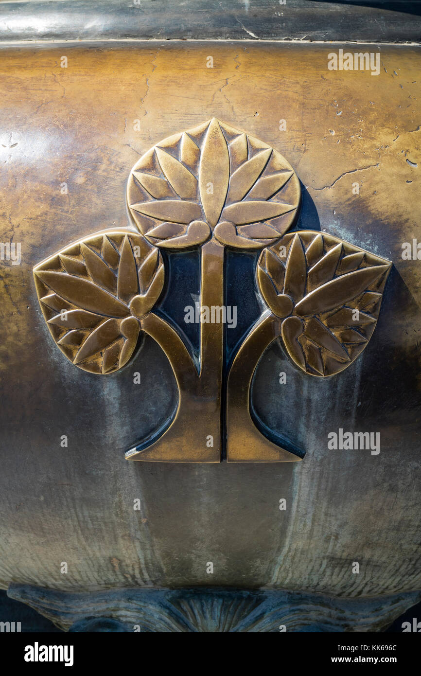 Nagano - Japon, le 5 juin 2017 : décor de fleurs de lotus sur un brûleur d'encens en bronze devant le temple bouddhiste zenkoji Banque D'Images