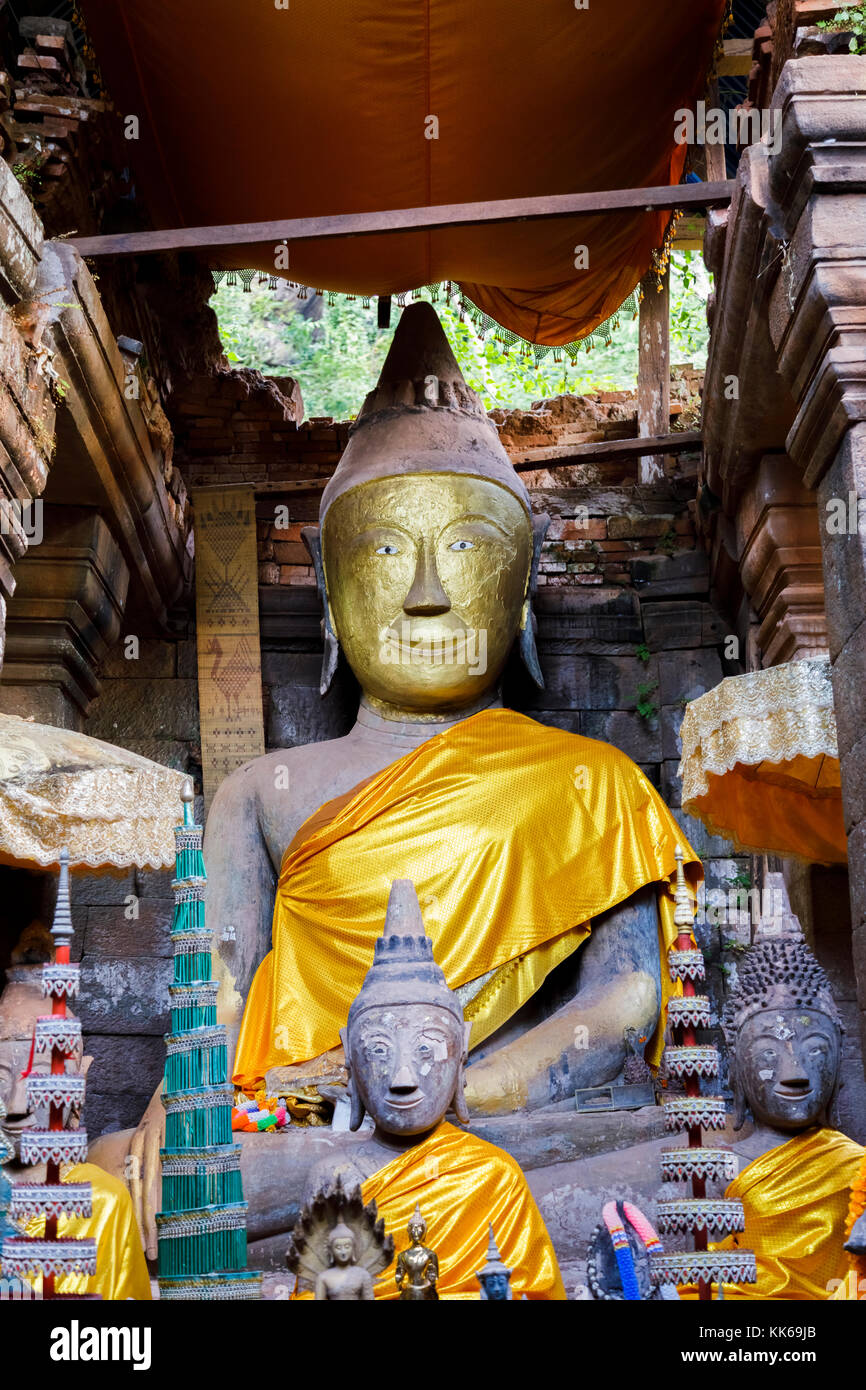 Buddha shrine et statue dans le temple principal sur la terrasse supérieure de la pré-angkorienne temple Khmer de Vat Phou, Champassak, Laos, Asie du sud-est Banque D'Images