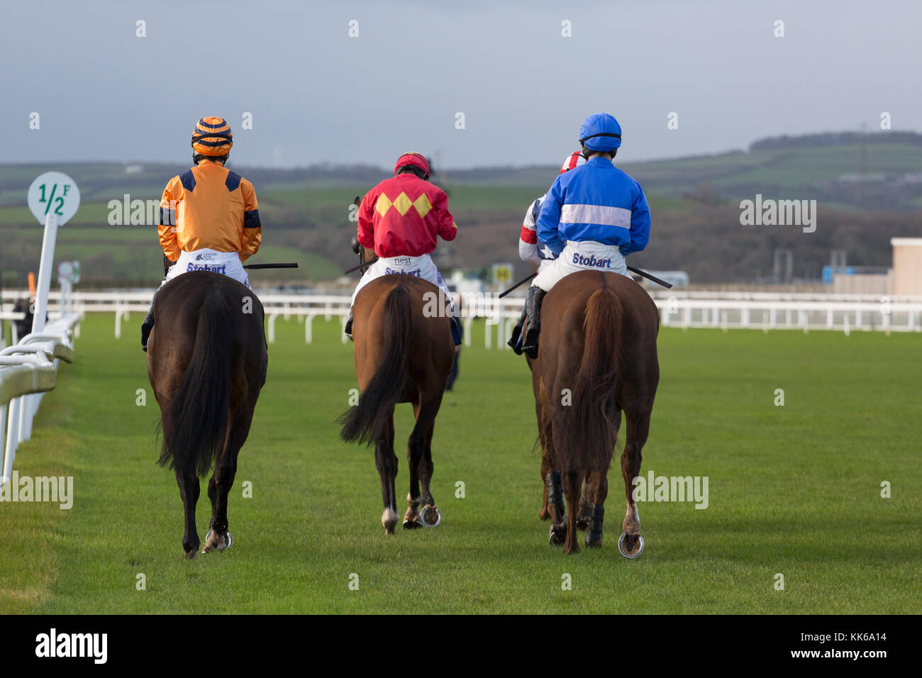 Jockeys sur leurs chevaux à Ffos Las hippodrome Banque D'Images