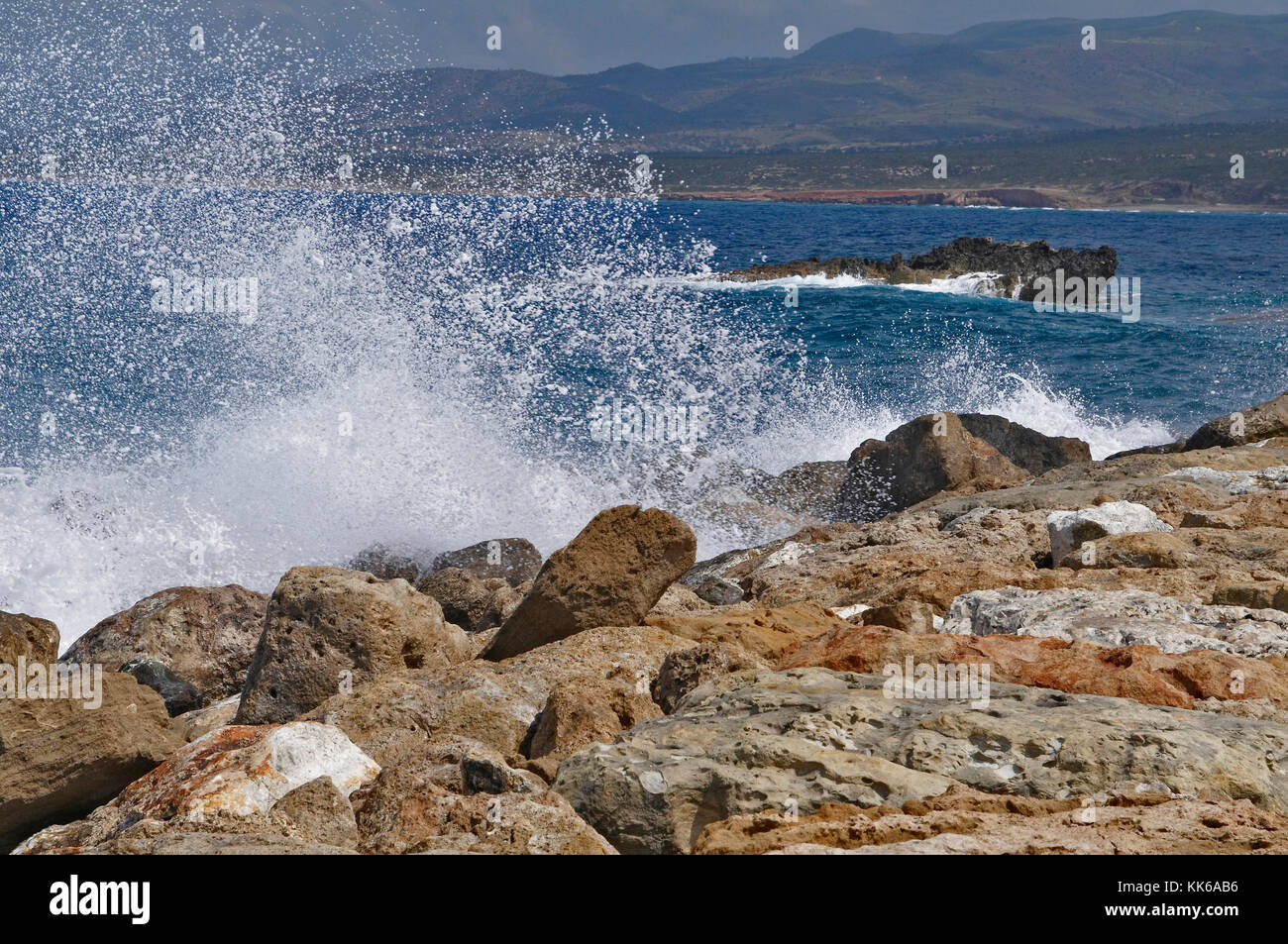 La côte rocheuse sauvage de la zone de conservation d'Akamas à Paphos Chypre avec des vagues Banque D'Images