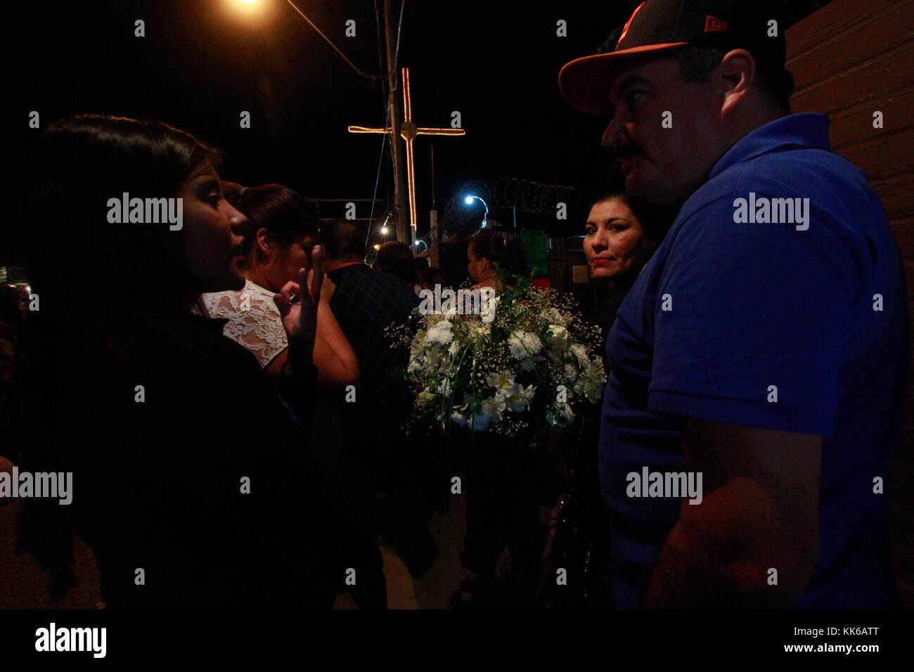 À la veille de la sainte, patron des causes désespérées dans l'église qui porte son nom dans le quartier populaire de Hermosillo Sonora coquelicots. Une famille de fidèles en attente d'entrée à saint Jude Thaddée iglecia de laisser une offrande de fleurs. Banque D'Images À la veille de la sainte, patron des causes désespérées dans l'église qui porte son nom dans le quartier populaire de Hermosillo Sonora coquelicots. Une famille de fidèles en attente d'entrée à saint Jude Thaddée iglecia de laisser une offrande de fleurs. Banque D'Images