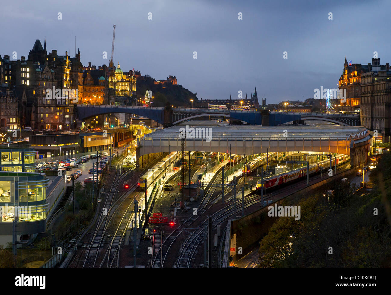 Une vue de la gare de Waverley, dans le centre-ville d'Édimbourg. Banque D'Images