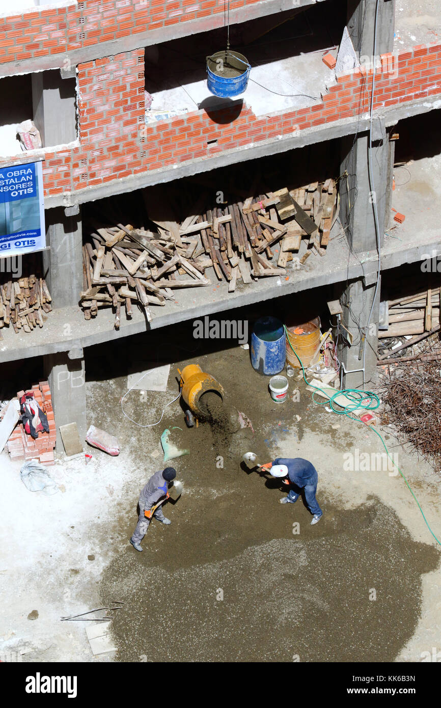 Chargement des travailleurs en gravier bétonnière sur chantier, La Paz, Bolivie Banque D'Images