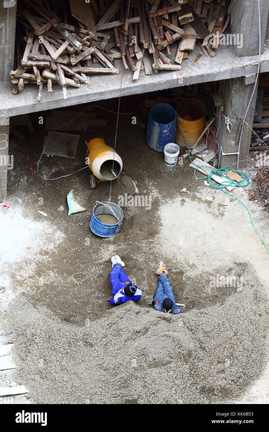 Travailleurs ayant une pause sur chantier, La Paz, Bolivie Banque D'Images