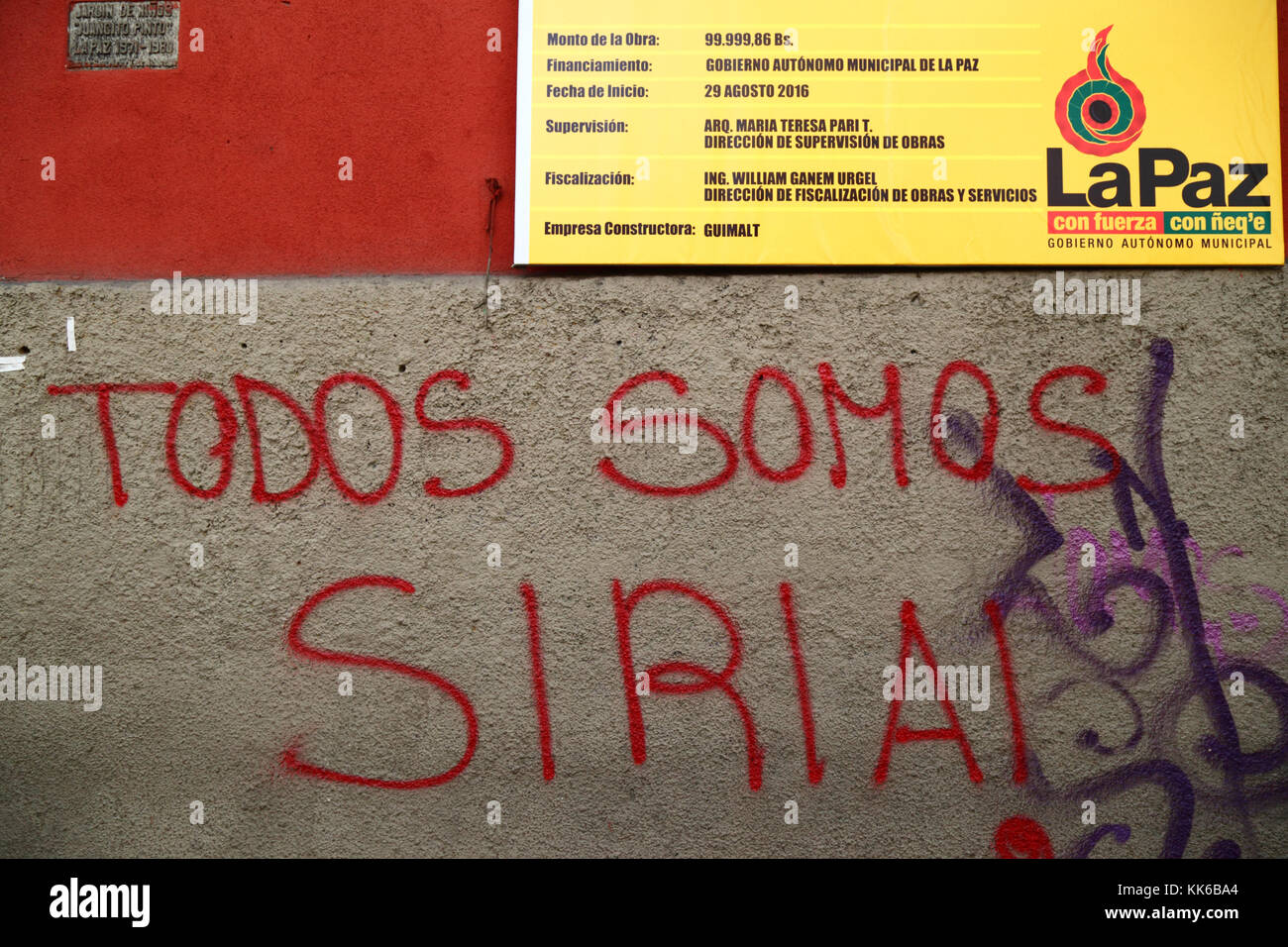 Todos Somos Syrie / Nous sommes tous des graffitis de la Syrie à l'appui de la Syrie sur le mur sur la construction, La Paz, Bolivie Banque D'Images
