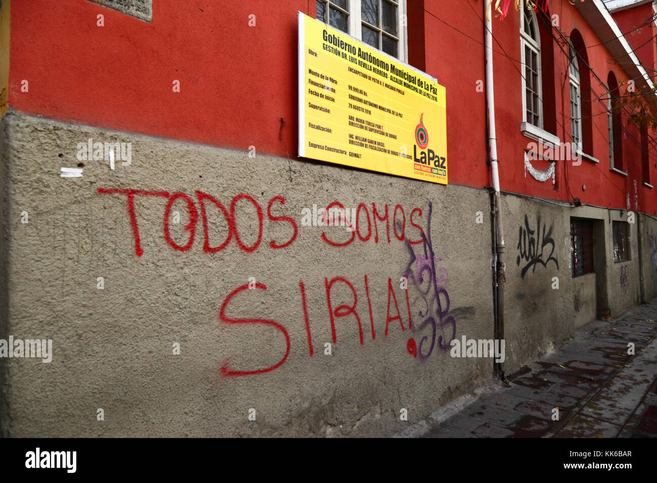 Todos Somos Siria / Nous sommes tous les graffitis de la Syrie à l'appui de la Syrie sur le mur sur la construction, La Paz, Bolivie Banque D'Images