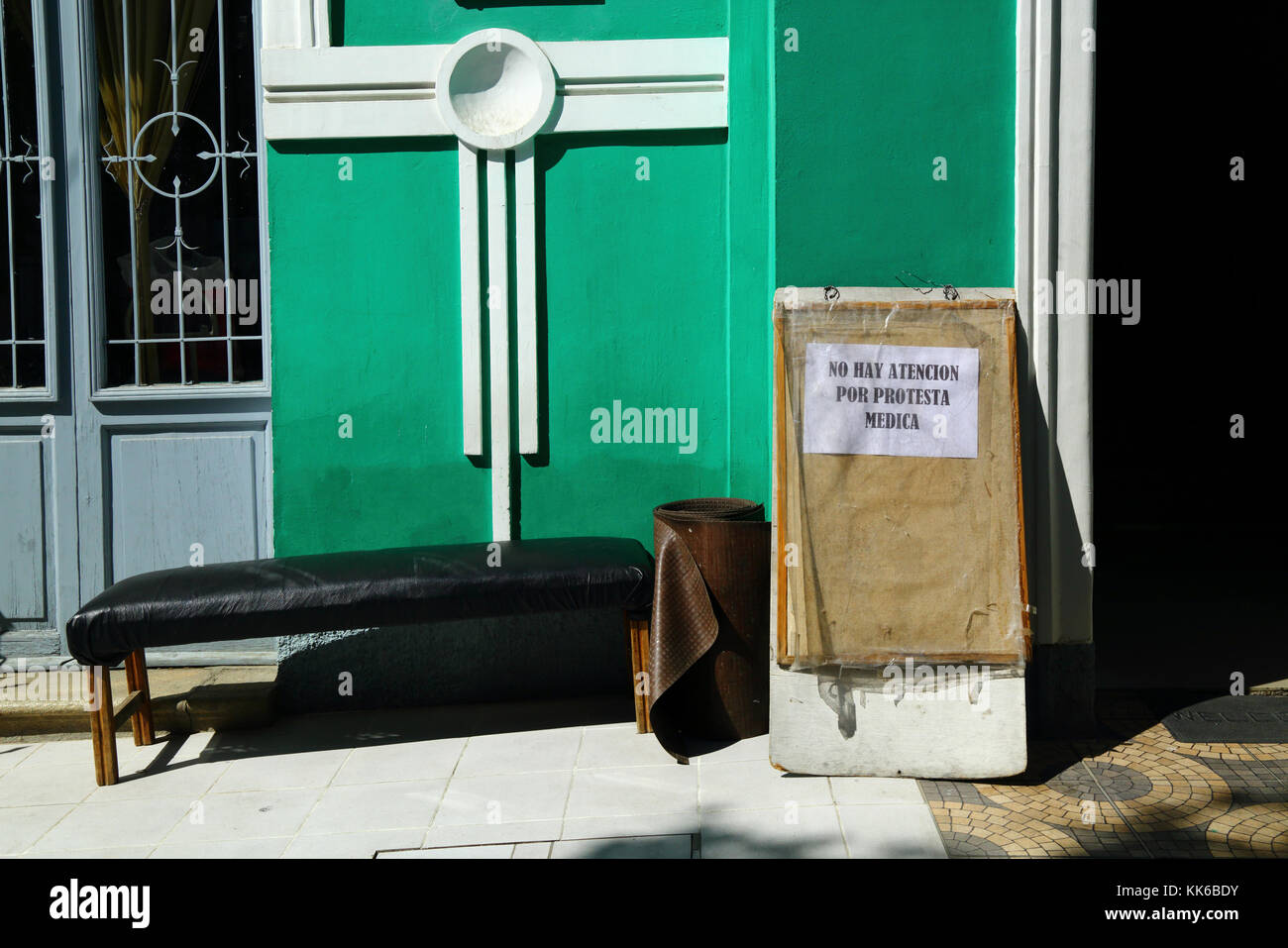 Siège vide et affiche à l'extérieur de clinique disant il n'y a pas d'attention en raison d'une grève des travailleurs de la santé, La Paz, Bolivie Banque D'Images Siège vide et affiche à l'extérieur de clinique disant il n'y a pas d'attention en raison d'une grève des travailleurs de la santé, La Paz, Bolivie Banque D'Images