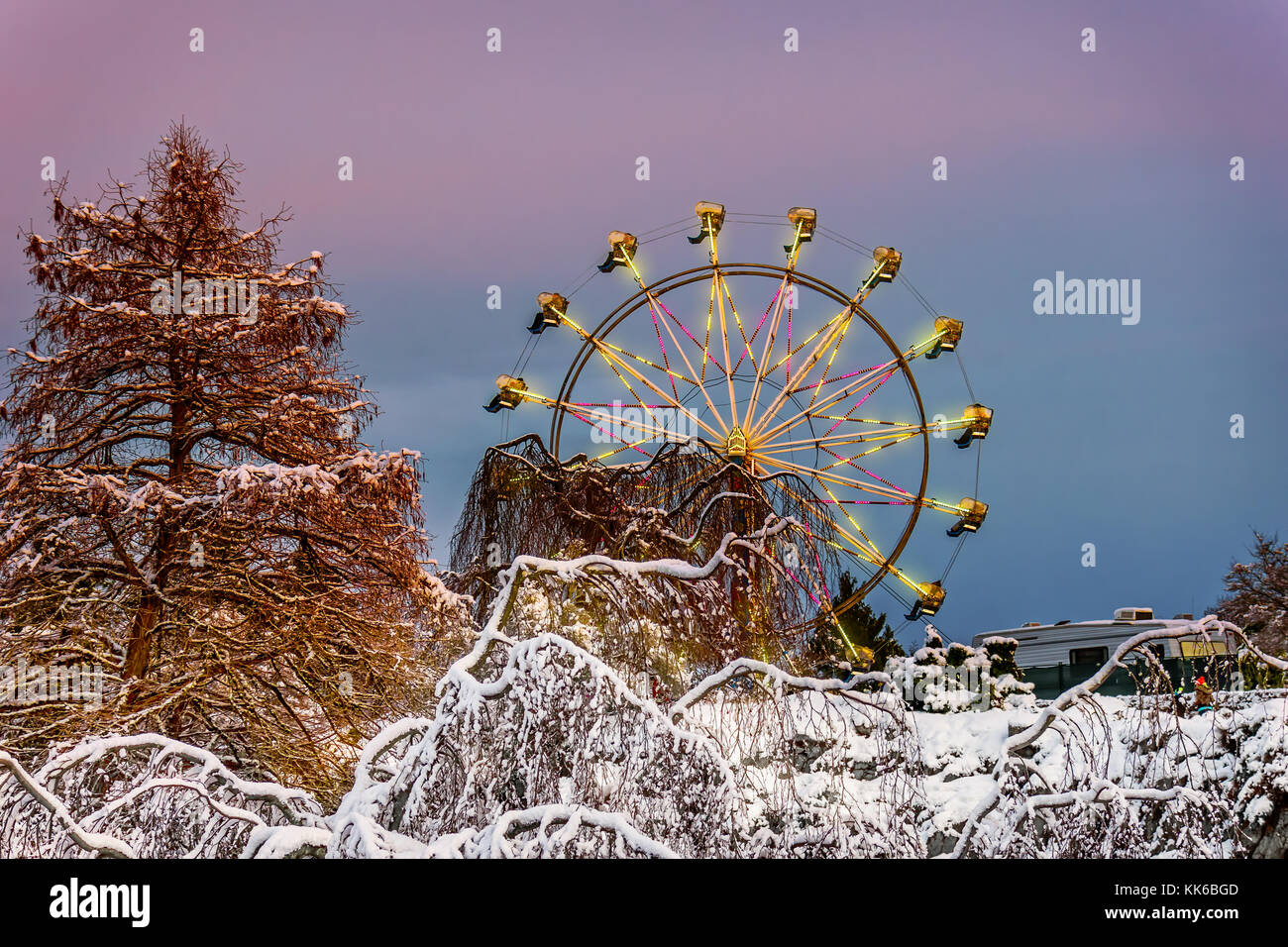 Fêtes de Noël dans le parc près de la grande roue, avec des lumières de fête, la neige et le gel Banque D'Images