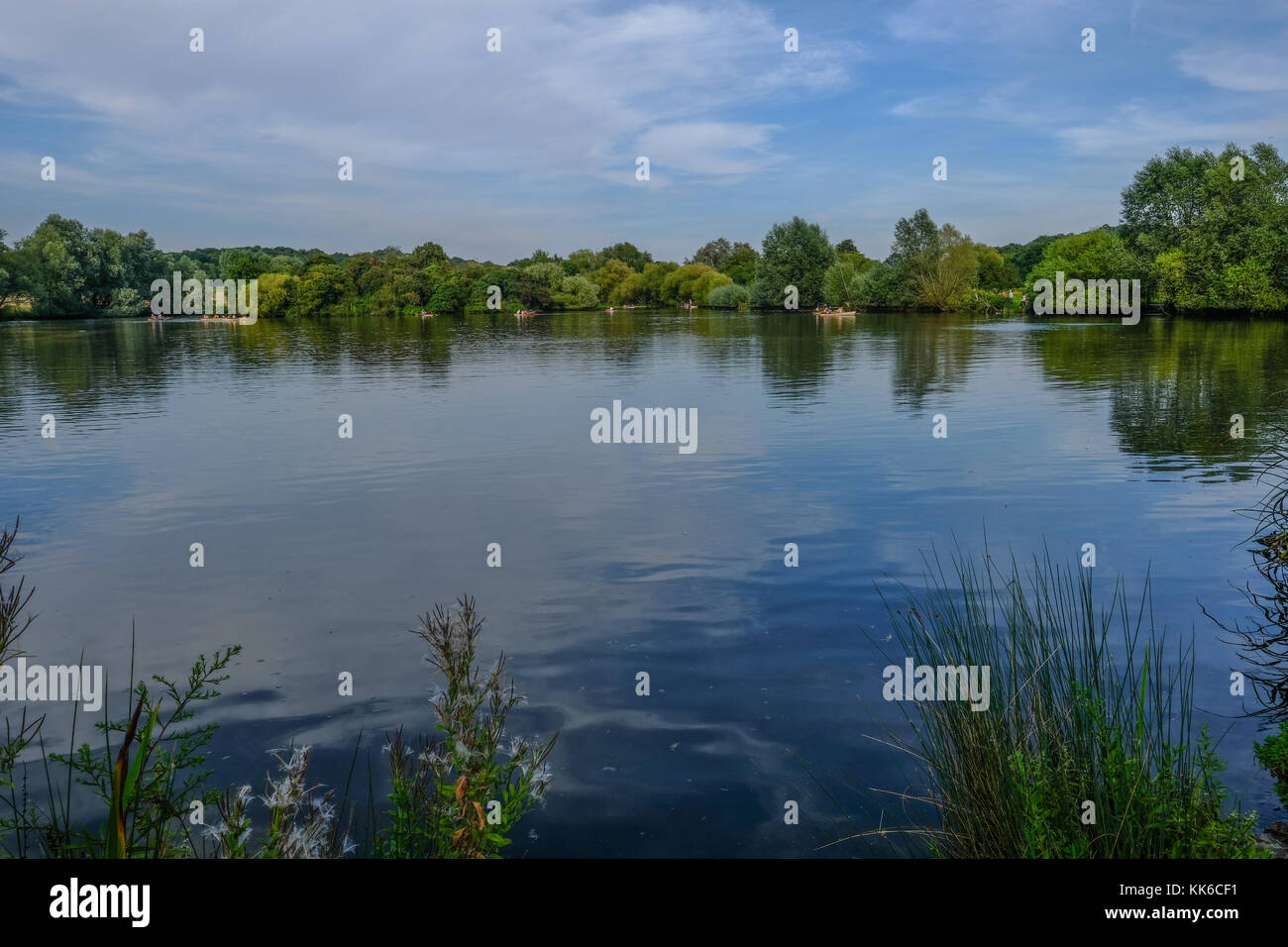 Lac d'essex avec des bateaux et des réflexions sur l'eau. été tourné sur une journée ensoleillée. Banque D'Images