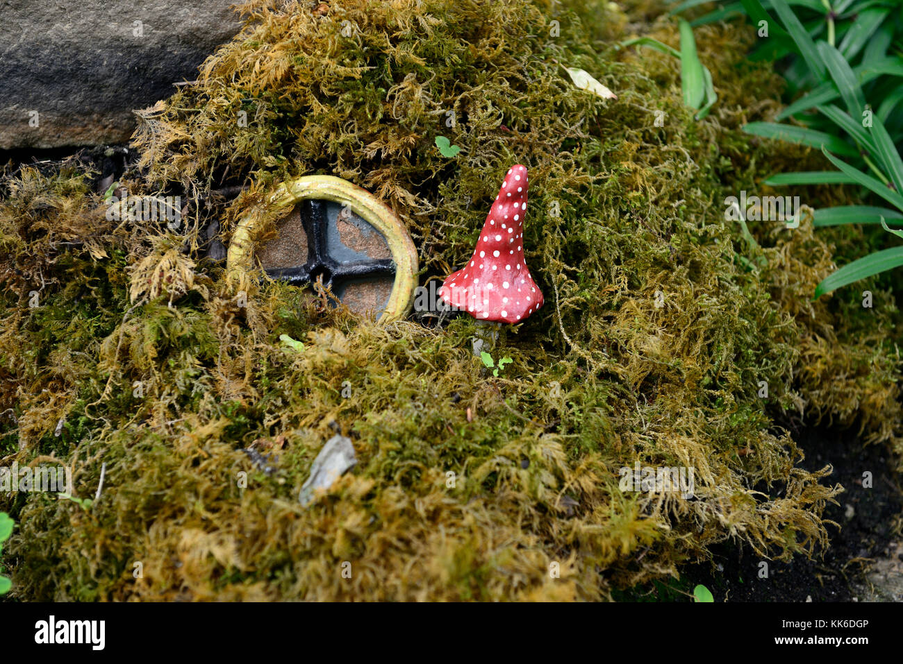 Conte de fées,maisons,maison,EN,Accueil,maisons,rouges champignon fée,maison,jardin,decoration,décorer,miniature,nains,nain,elf,elfes,fantaisie, faire croire,gard Banque D'Images