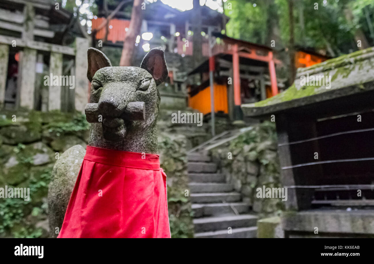 Les Renards A Fushimi Inari Ta A Kyoto Sont Les Messagers De La Deesse Inari Un Animal Mythologique Trouves Derriere Chaque Torii Ce Renard Est Kitsune Photo Stock Alamy Les Renards A Fushimi Inari Ta A Kyoto Sont Les Messagers De La Deesse Inari Un Animal Mythologique Trouves Derriere Chaque Torii Ce Renard Est Kitsune Photo Stock Alamy