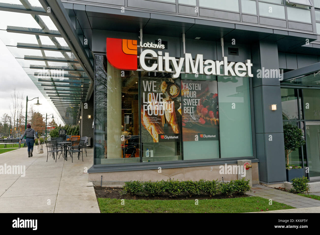 Femme portant un sac de magasinage à l'extérieur du marché de la ville de Loblaw épicerie sur Arbutus Street à Vancouver, BC, Canada Banque D'Images