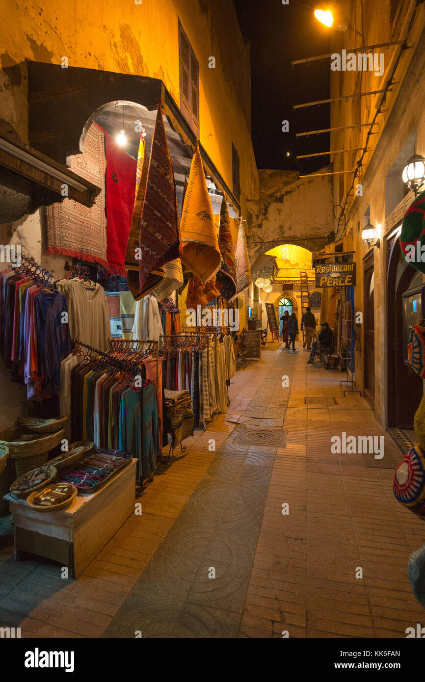 Magasins dans lumière du soir en alley à Essaouira, Maroc Banque D'Images