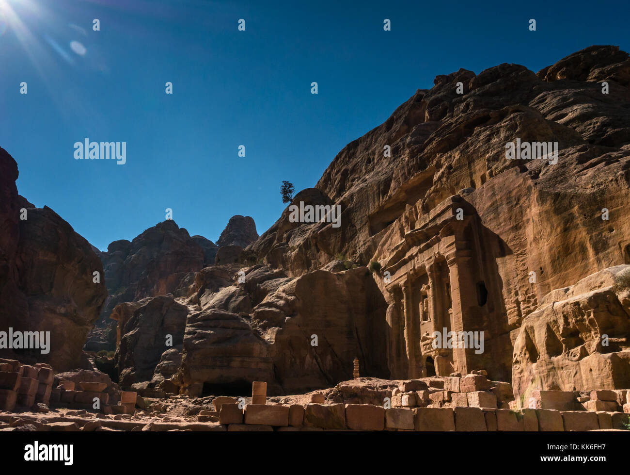 Soldats romains tombe, Petra, Jordanie, Moyen-Orient, avec ciel bleu, sur l'itinéraire à pied de haut lieu de sacrifice Banque D'Images