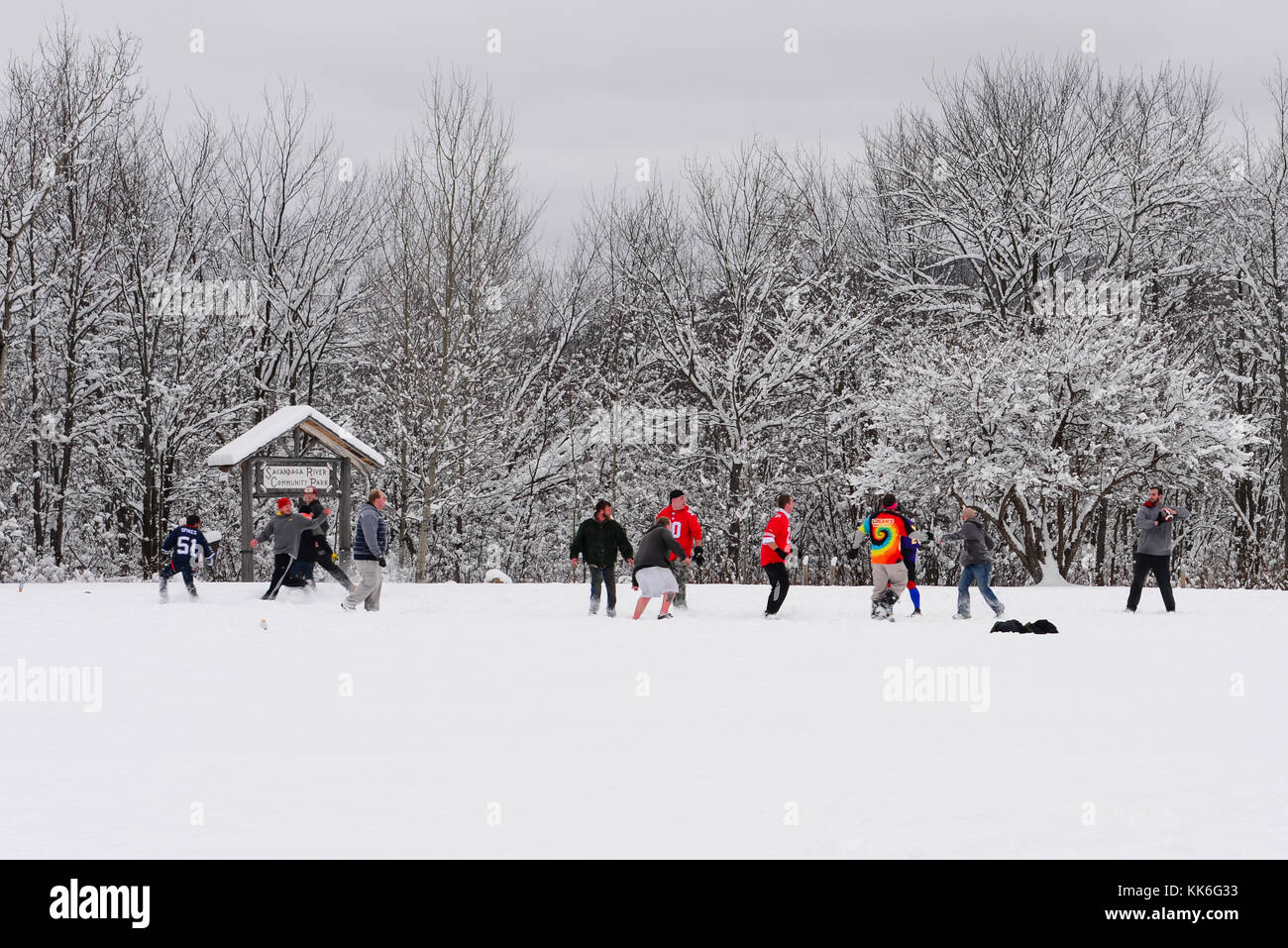 Match amical de football américain dans la neige sur une vacances de Thanksgiving. Banque D'Images