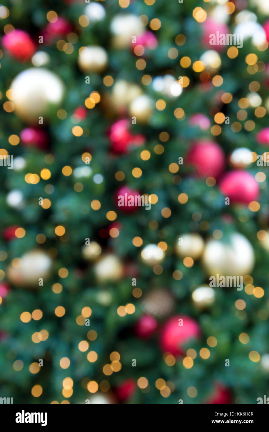 Arbre de Noël avec des ornements de la balle rond en or rouge argent flou floue de l'éclairage d'arrière-plan flou Banque D'Images