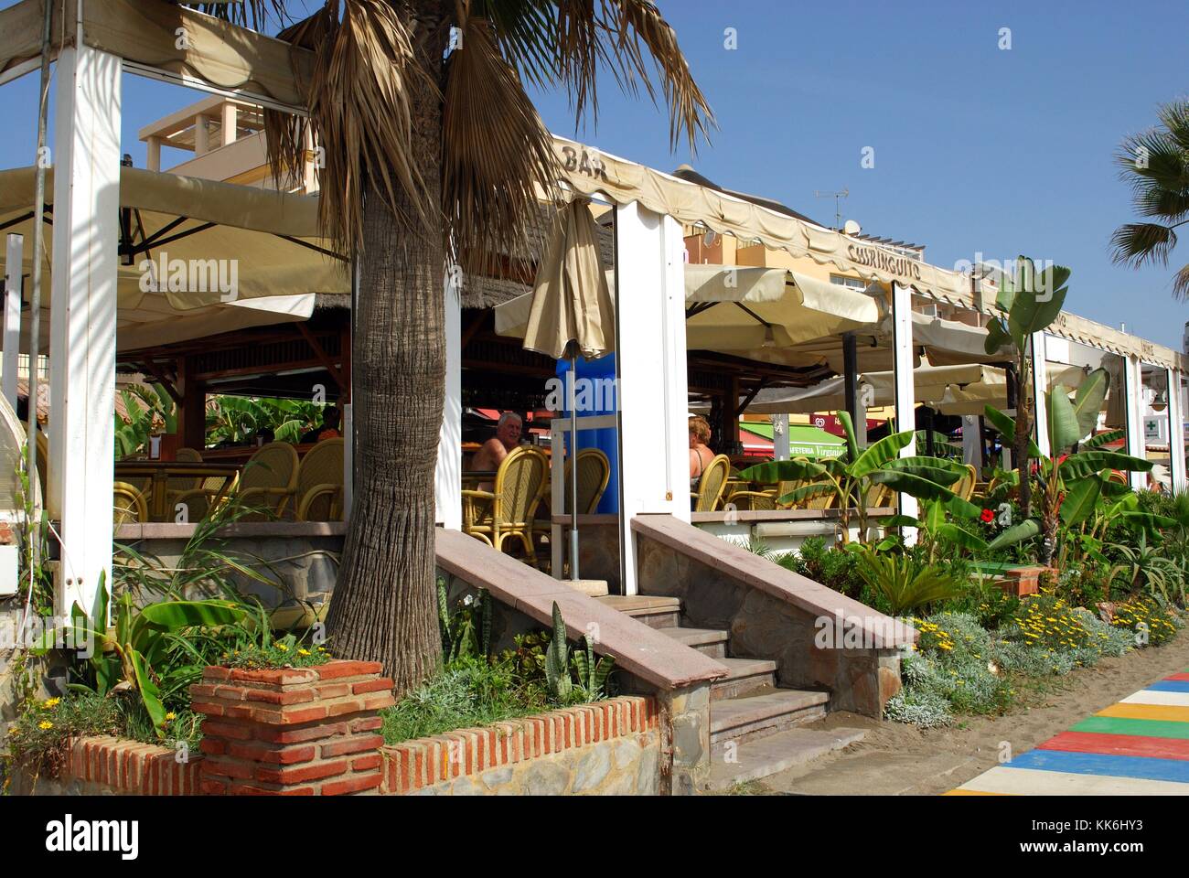 Les touristes à la détente d'un bar de plage le long de la promenade, Torremolinos, Malaga province, Andalusia, Spain, Europe de l'ouest. Banque D'Images