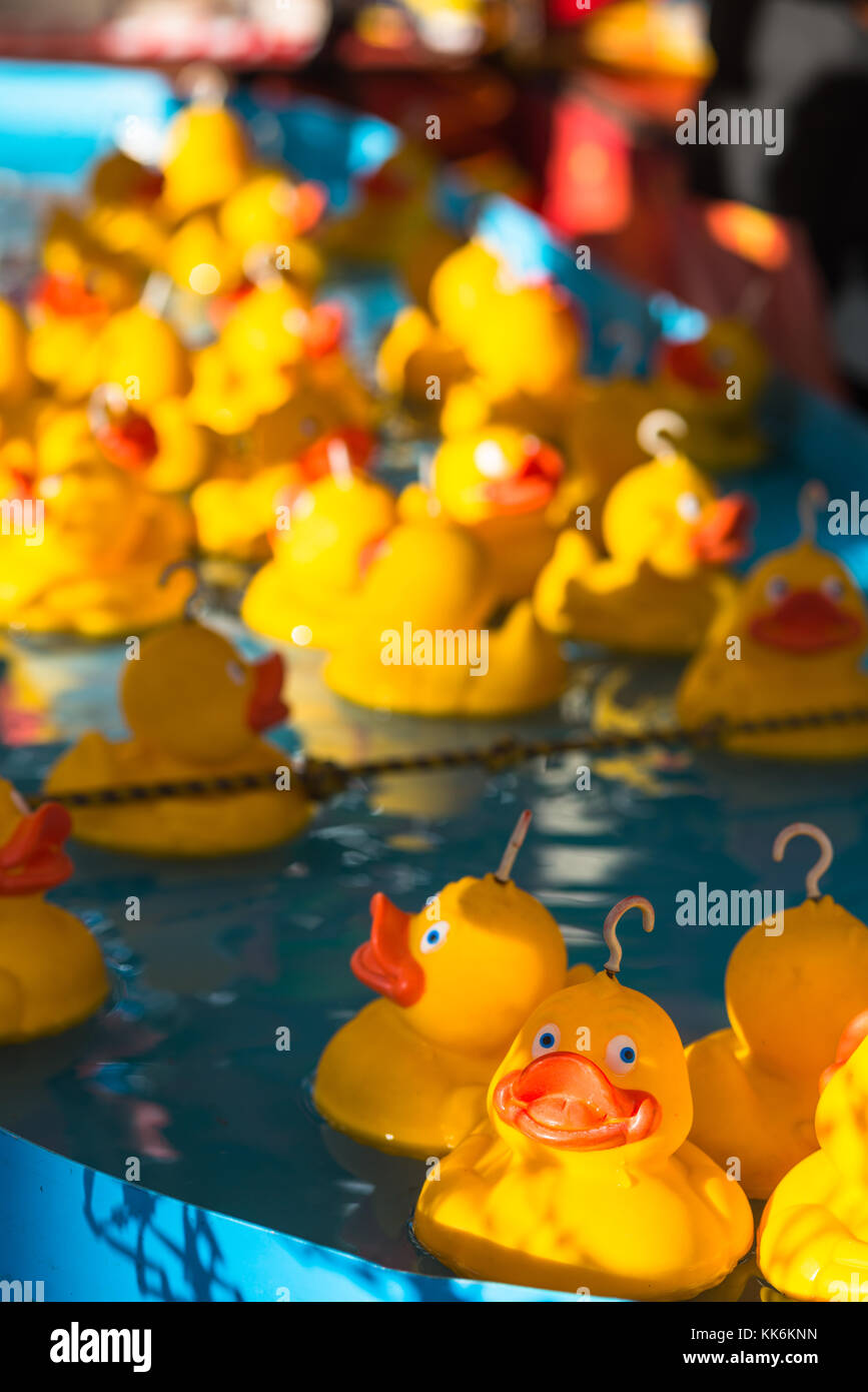 Canards en caoutchouc au niveau du crochet un canard fairground attraction. Banque D'Images