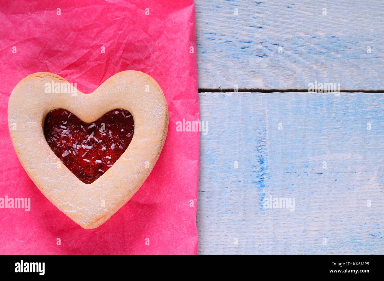 Des biscuits pour la Saint-Valentin sur table en bois Banque D'Images