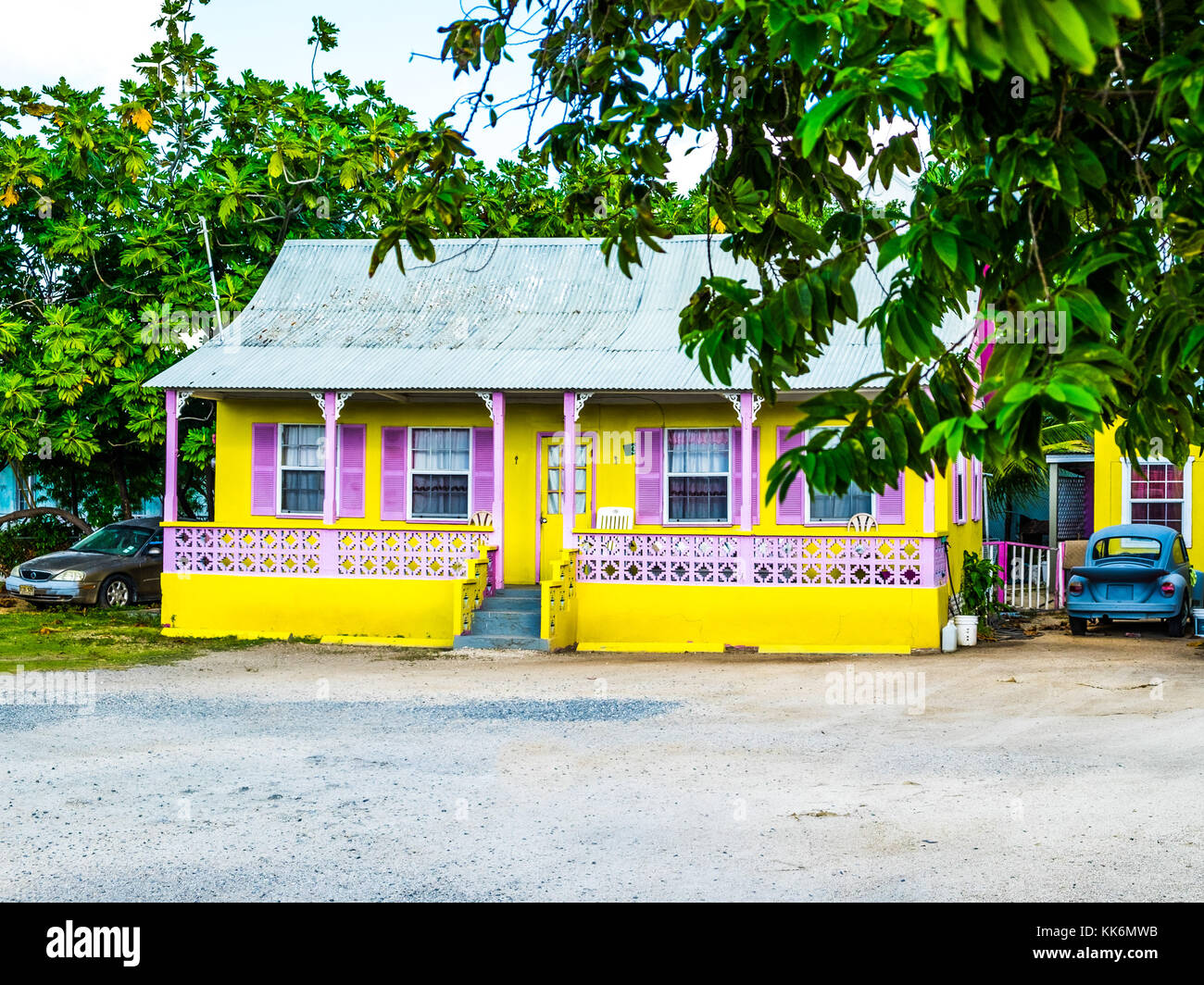 George Town, Grand Cayman, Cayman Islands, Caribbean colorés de style chalet avec un toit en tôle et d'une véranda Banque D'Images