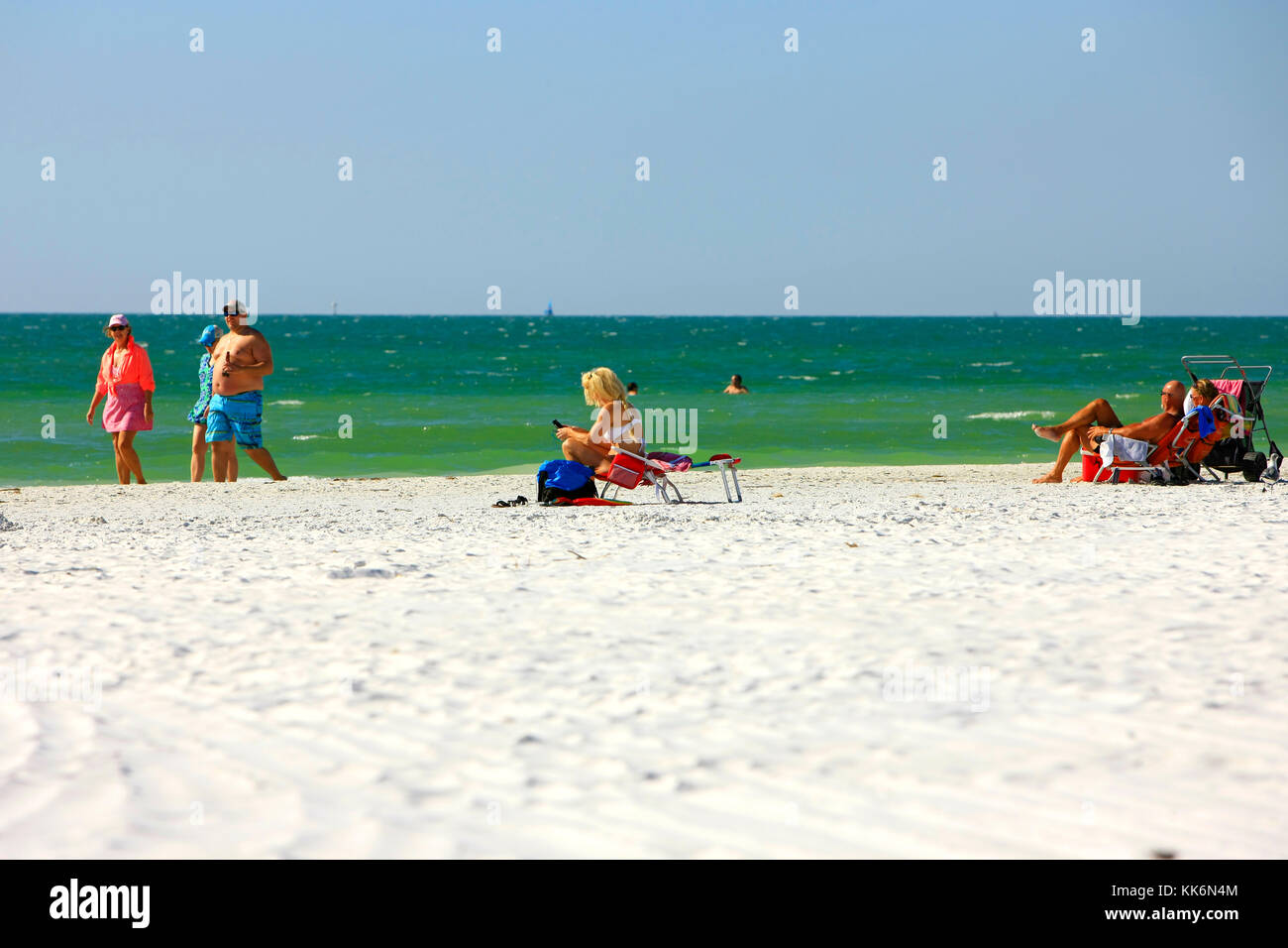 Les gens apprécient le soleil de l'après-midi de novembre à Crescent Beach sur l'île de Siesta Key, Floride, États-Unis Banque D'Images