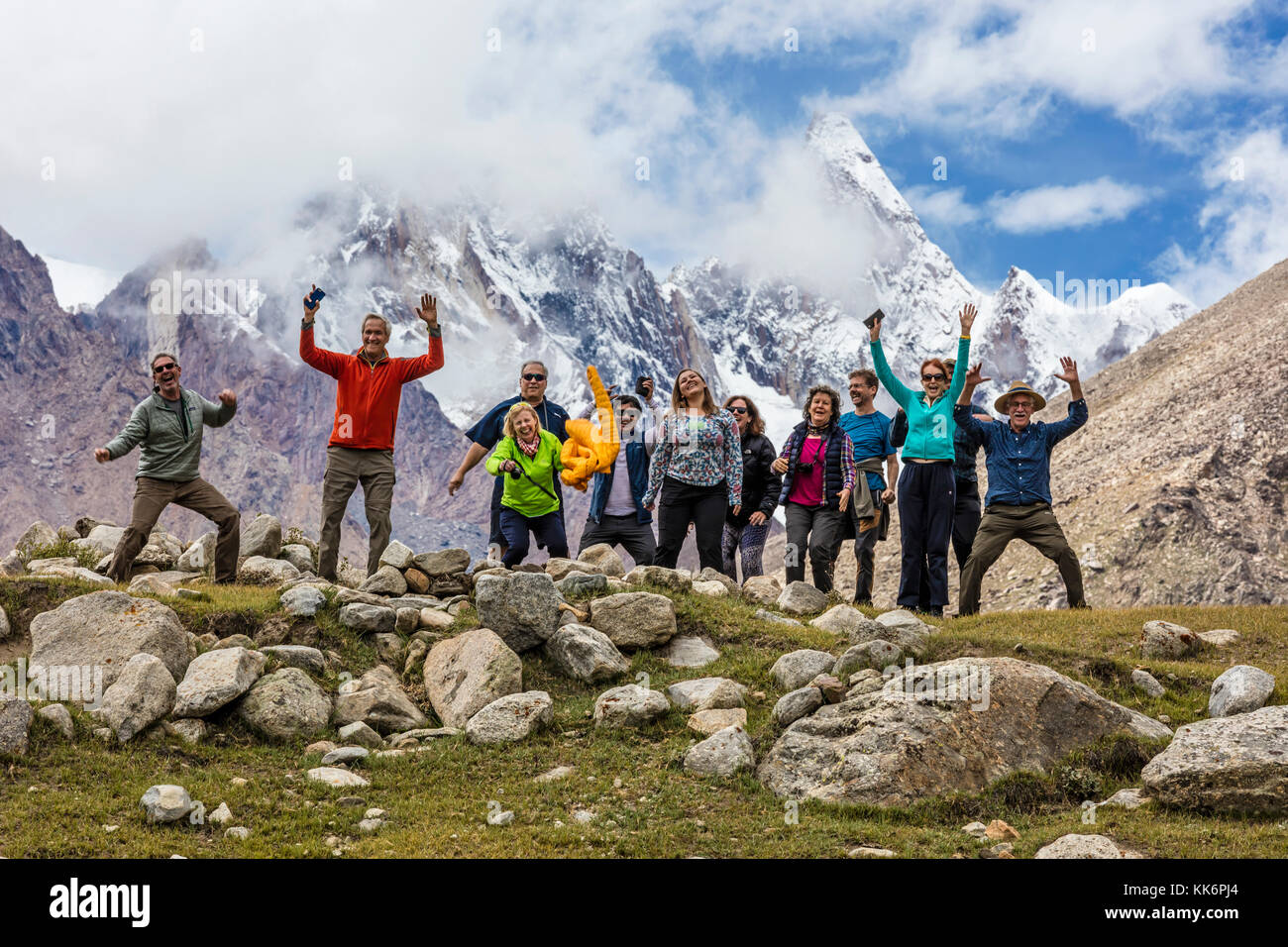 Voyageurs devant l'himalaya massive de NUN et KUN qui atteignent une hauteur de pieds23,409 - Zanskar, Ladakh, INDE Banque D'Images