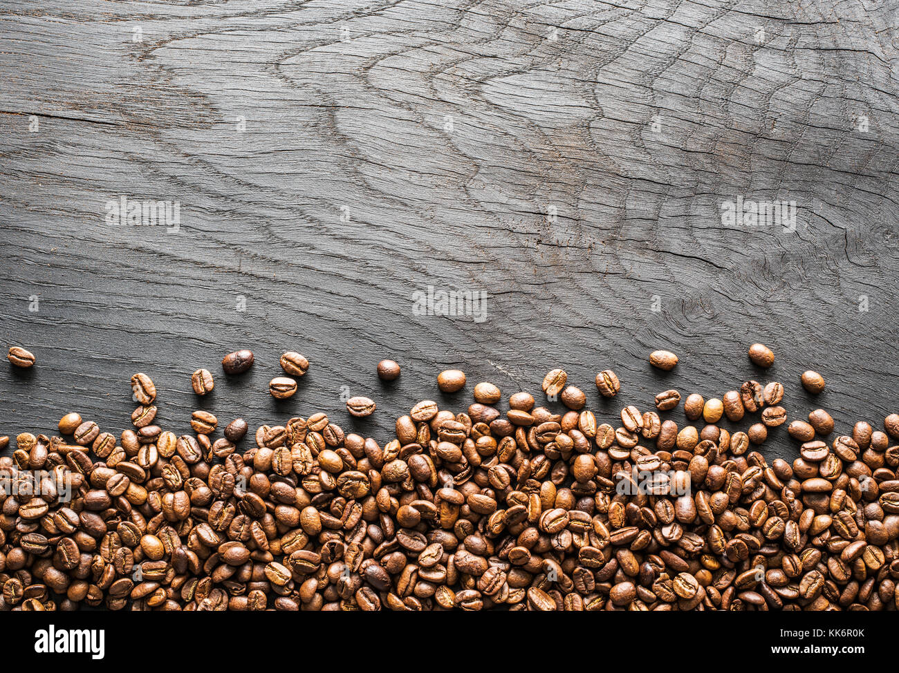 Les grains de café torréfiés sur table en bois. vue d'en haut. Banque D'Images