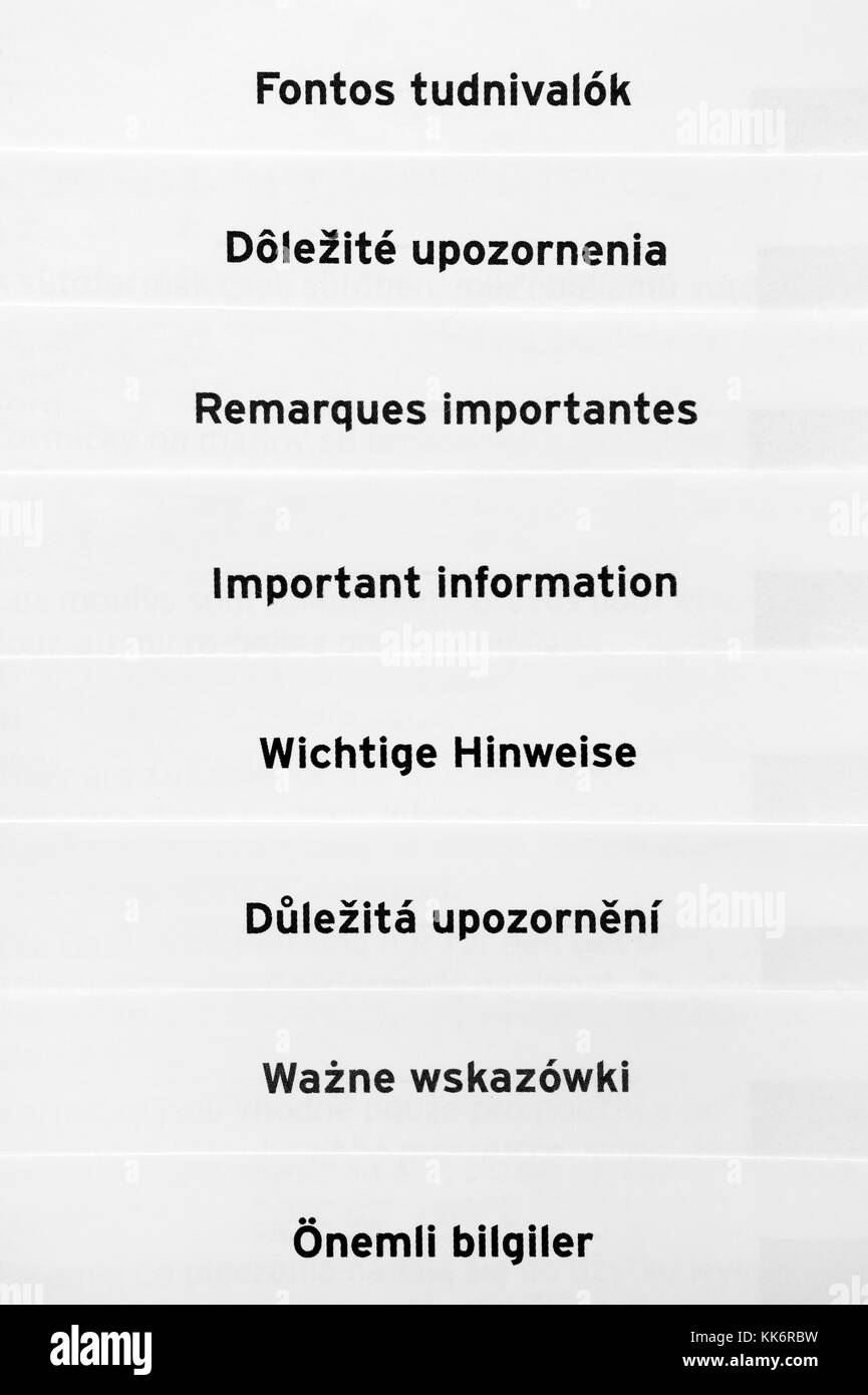 Ligne de pages avec mots important informations en différentes langues. Banque D'Images