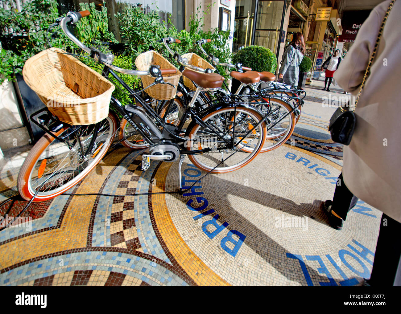 Paris, France. Vélos avec paniers garés devant l'hôtel Brighton, rue de Rivoli Banque D'Images