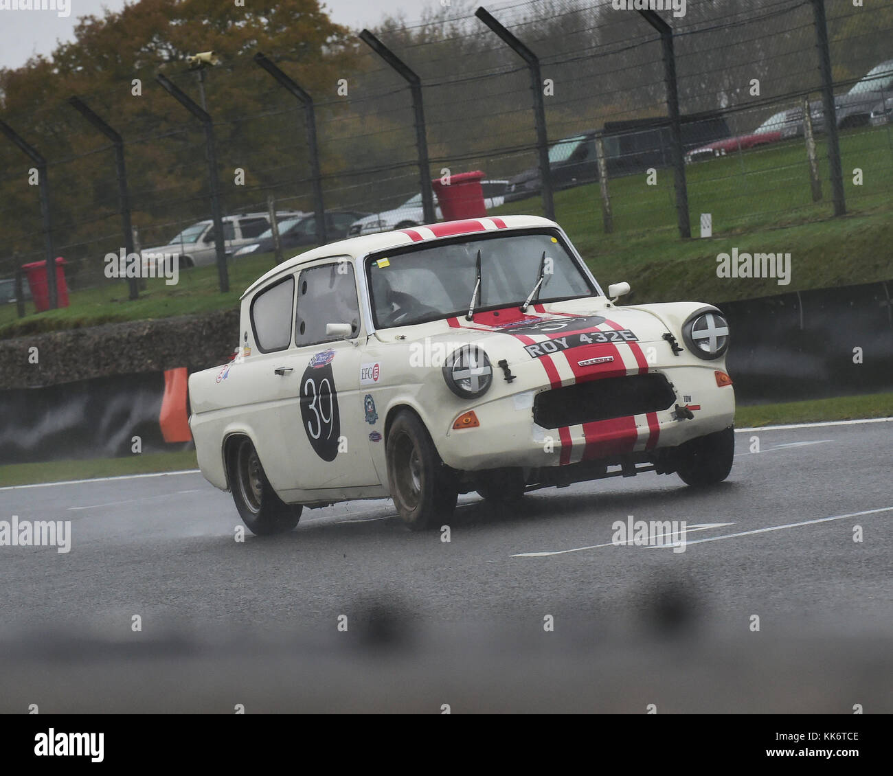 Alex Williams, Roger skipp, Ford Anglia 105e, balançant des années 60, série Classic Sports Car Club, SCLC, novembre 2017, brands hatch, Angleterre, Kent, 1960' Banque D'Images