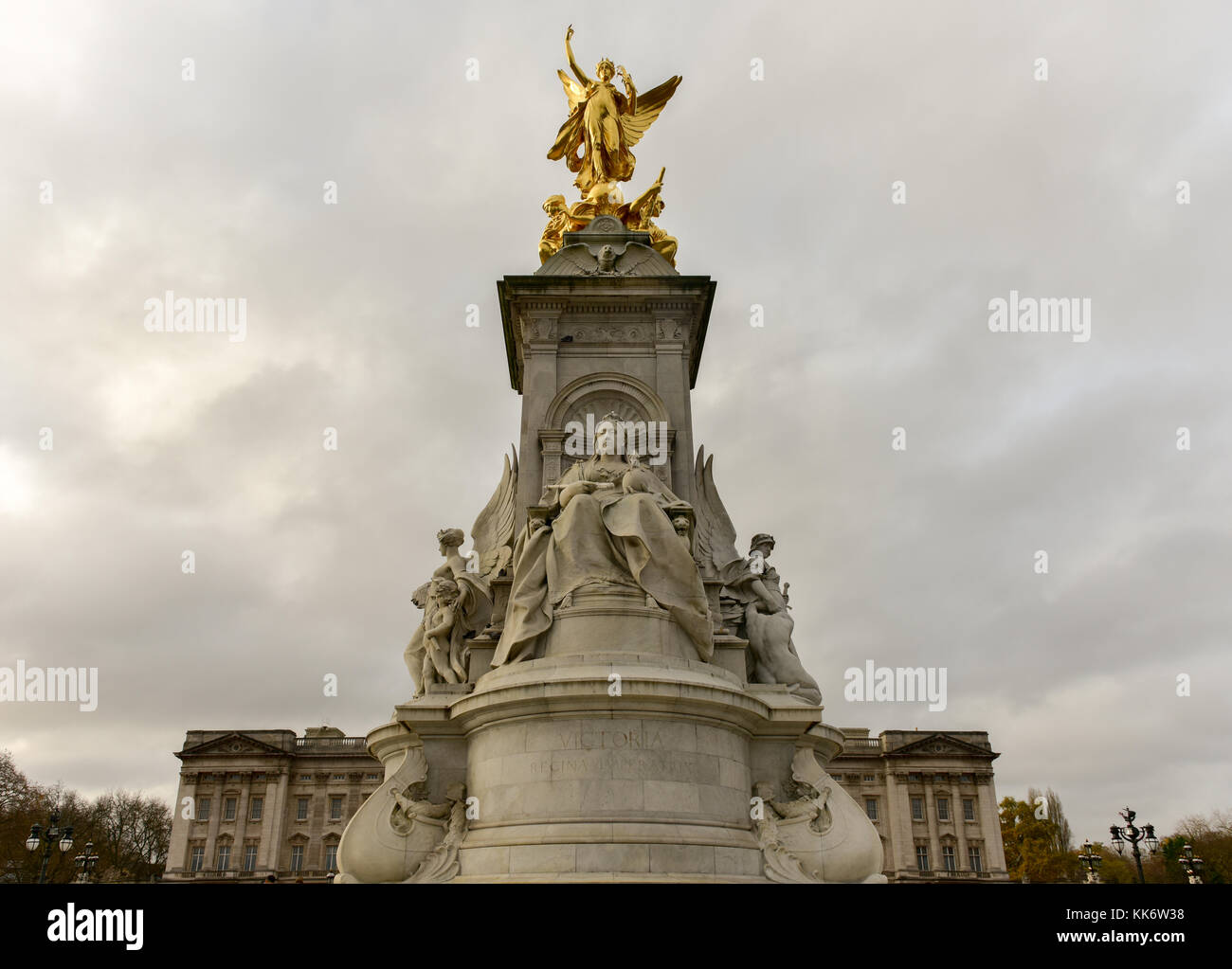 Mémorial de l'impériale à la reine Victoria (1911, conçu par Sir Aston Webb) devant le palais de Buckingham à Londres, au Royaume-Uni qui a été construit en l'honneur de la reine v Banque D'Images