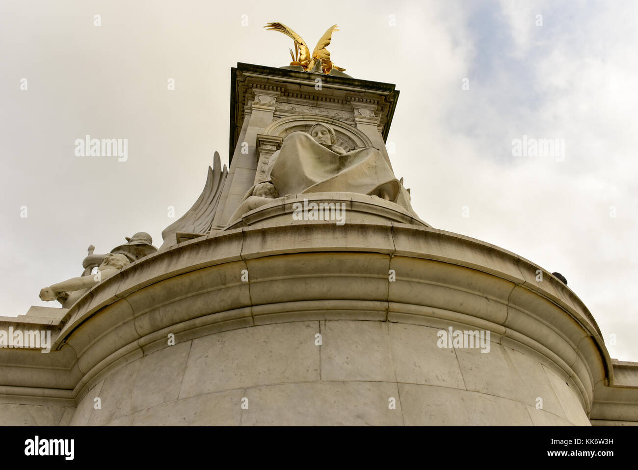 Mémorial de l'impériale à la reine Victoria (1911, conçu par Sir Aston Webb) devant le palais de Buckingham à Londres, au Royaume-Uni qui a été construit en l'honneur de la reine v Banque D'Images