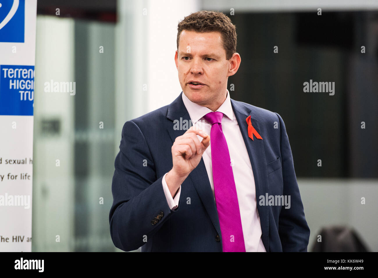 Rhun Ap Iowerth suis Plaid Cymru, membre du gouvernement de l'Assemblée pour Ynys Môn, parlant en Tŷ Hywel à Cardiff Bay Banque D'Images