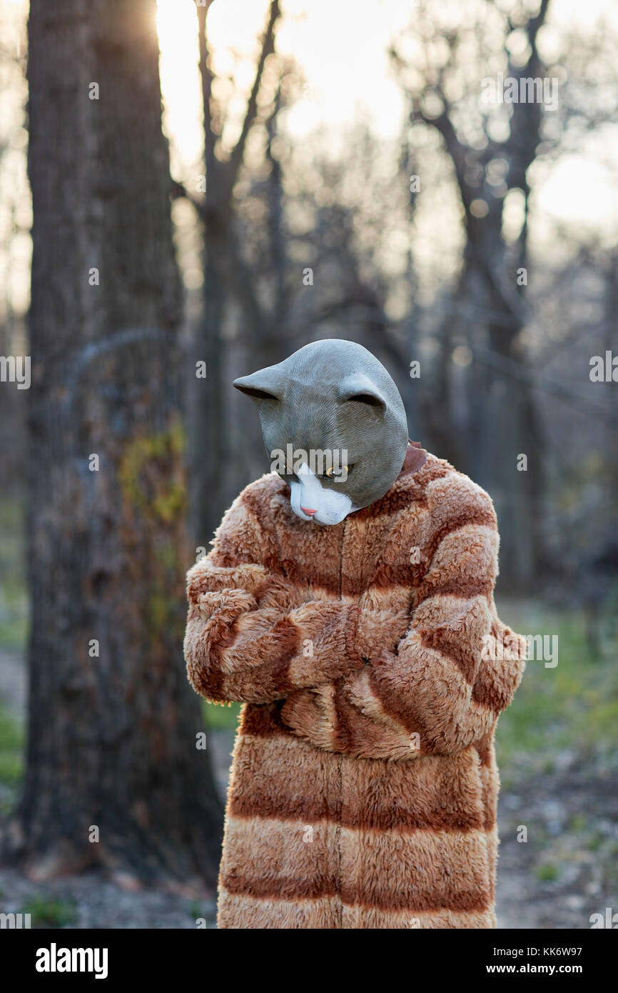 Homme Portant Un Costume De Chat Deprime Avec Masque A L Exterieur Photo Stock Alamy