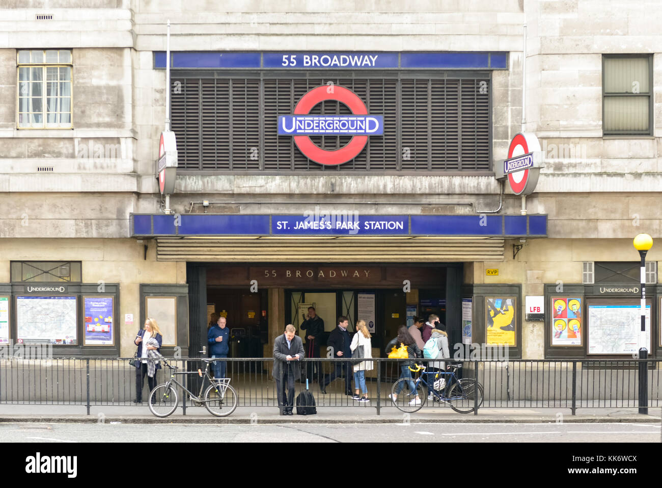 Londres, Royaume-Uni - 24 novembre 2016 : St James's Park station de métro de Londres près de St James's Park dans la ville de Westminster, au centre de Londres. Banque D'Images