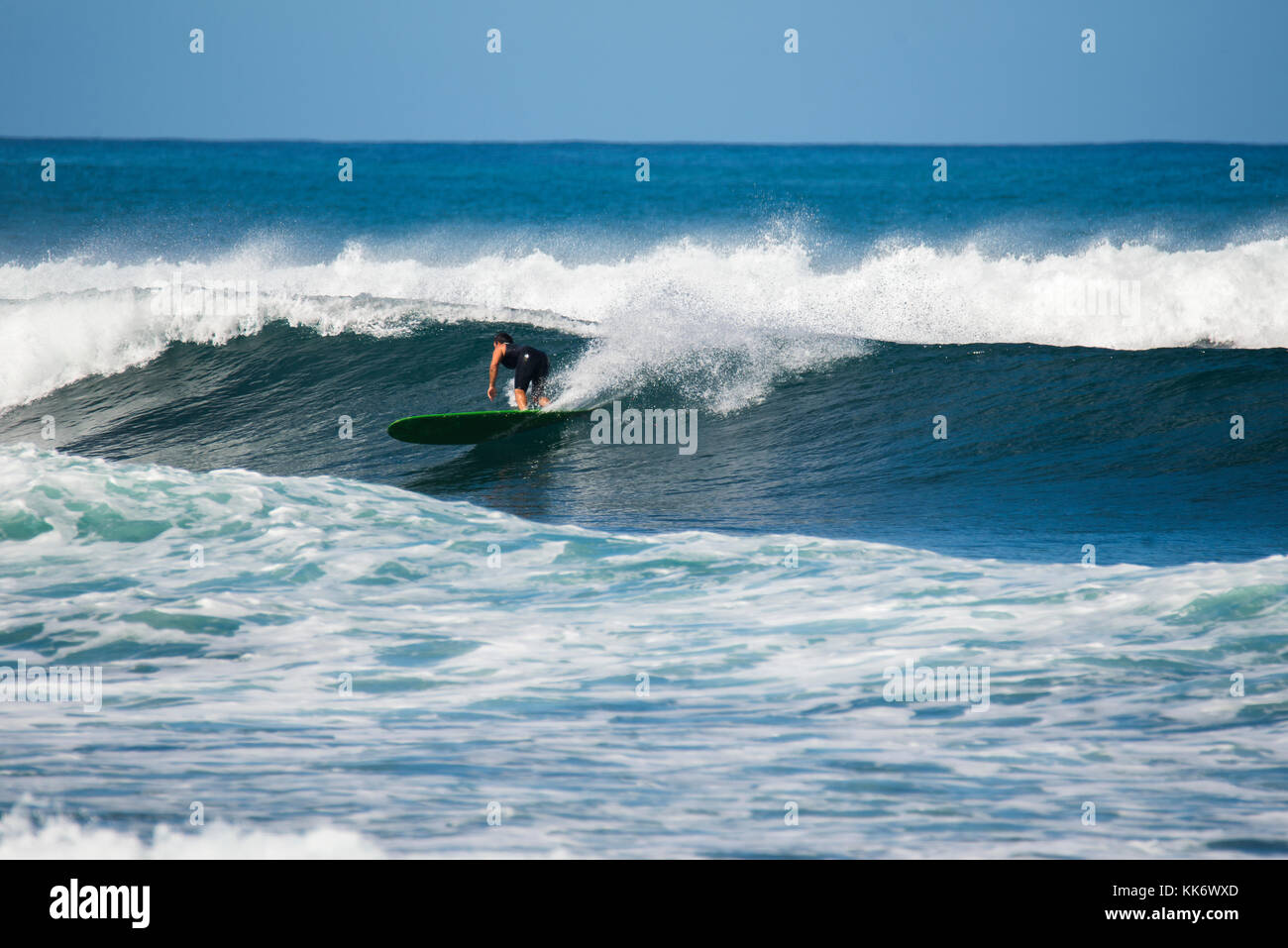 Fuerteventura - 2015-10-22 : la formation d'un athlète au cours de surf session de formation d'hiver dans le feu Banque D'Images