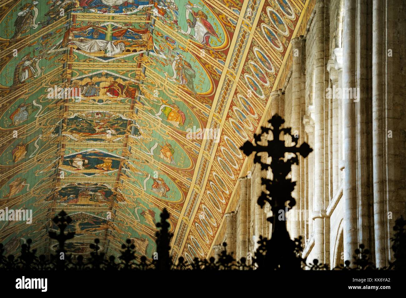 Cathédrale d'Ely, Cambridgeshire, Angleterre. Nef peinte au plafond, une restauration de l'époque victorienne, l'ascendance de Jésus montre d'Adam et Eve. Au-dessus de l'autel Banque D'Images
