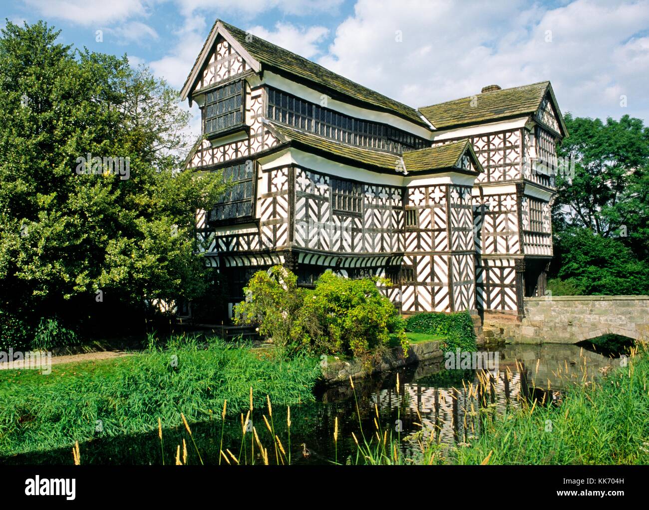 Peu de Moreton Hall. Période Tudor élisabéthaine à douves en bois maison près de Crewe, Cheshire, Angleterre Banque D'Images