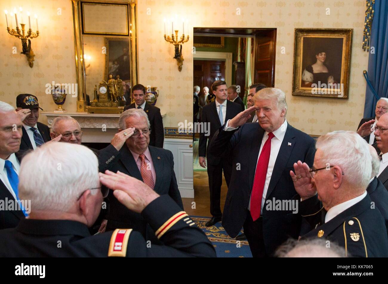 Le président américain Donald Trump salue le bénéficiaire de la médaille d'honneur de l'armée américaine à la retraite. capt gary m. rose, et vétéran du Vietnam "Combat amis", dans la salle bleue de la maison blanche, le 23 octobre 2017 à Washington, DC. Banque D'Images