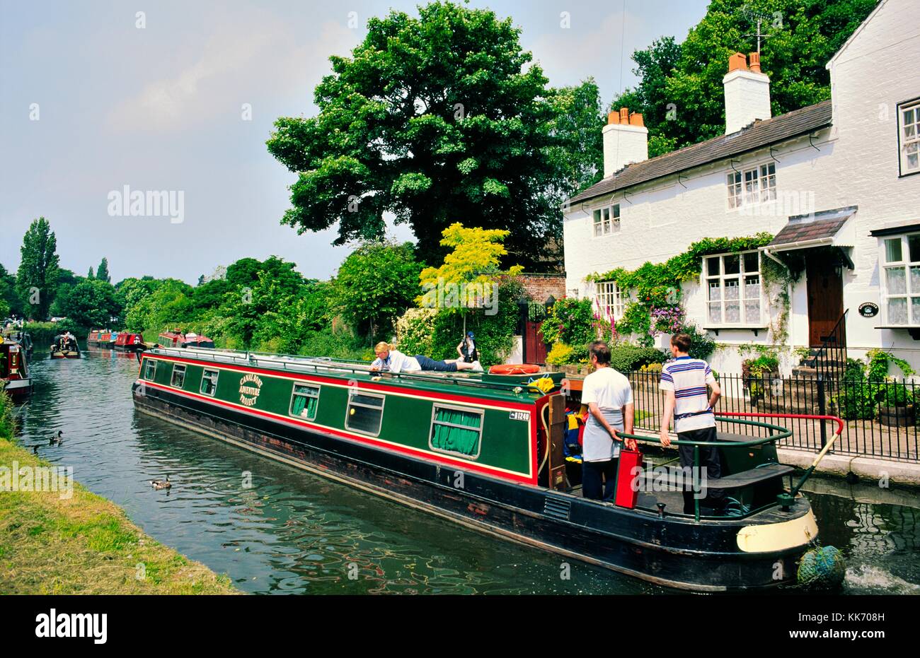 Locations de vacances en famille bateau canal narrowboat narrow boat sur le Canal de Bridgewater, dans le village de Lymm, Cheshire, Angleterre Banque D'Images