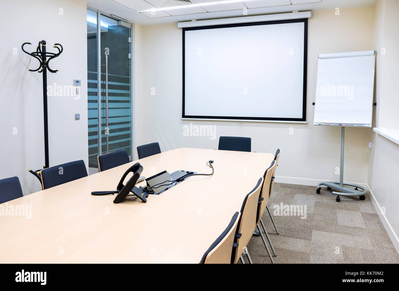 Classroom interior with projector Banque de photographies et d'images à  haute résolution - Alamy