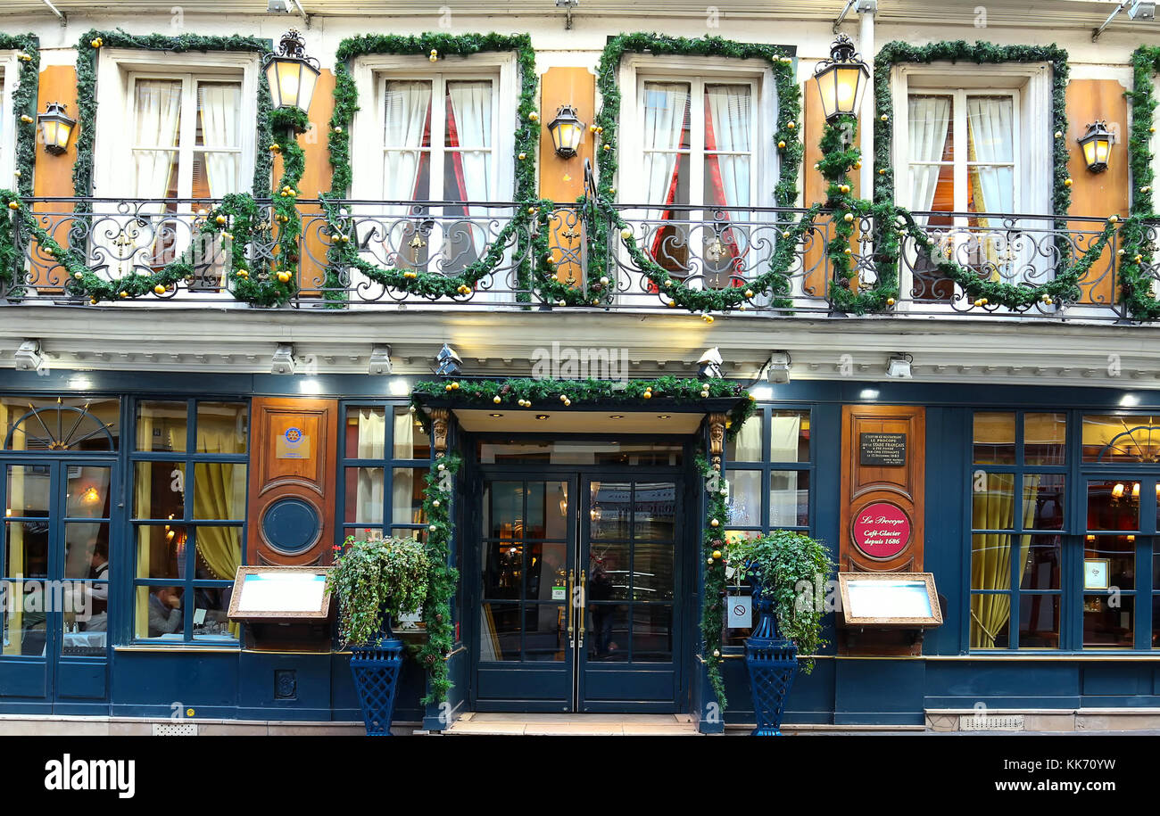 PARIS, FRANCE - 26 NOVEMBRE 2017 : café historique Procope décoré pour Noël. C'est le plus ancien restaurant de Paris en fonctionnement continu - il Banque D'Images