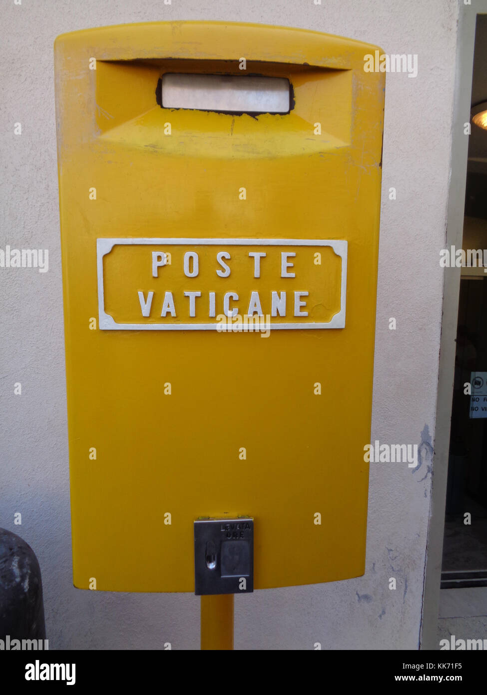 Post box jaune du Vatican, Cité du Vatican Rome Italie Banque D'Images